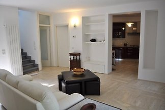 Moderne Eck–Villa Elena am Meer