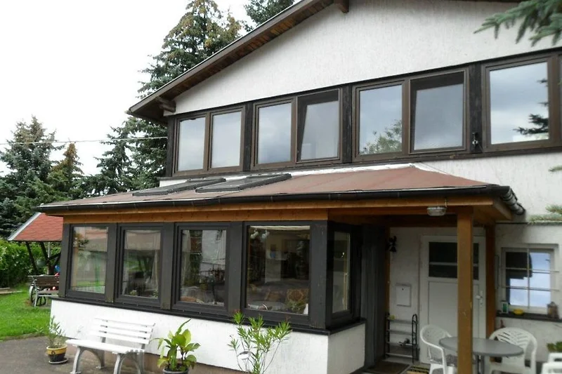 Vista esterna di un edificio storico con una facciata ornata.
