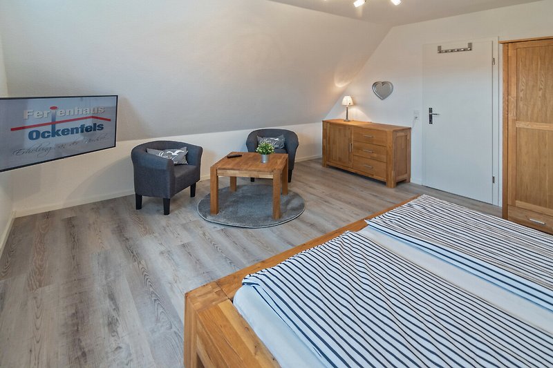 Gemütliches Schlafzimmer mit stilvollem Mobiliar im OG