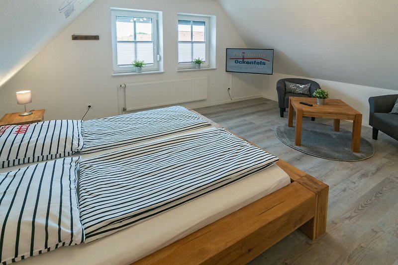 Gemütliches Schlafzimmer mit stilvollem Mobiliar und großen Fenster im OG