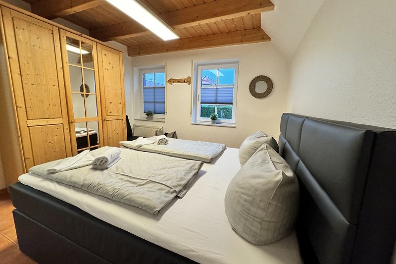 Gemütliches Schlafzimmer mit Holzmöbeln und stilvollem Interieur im EG