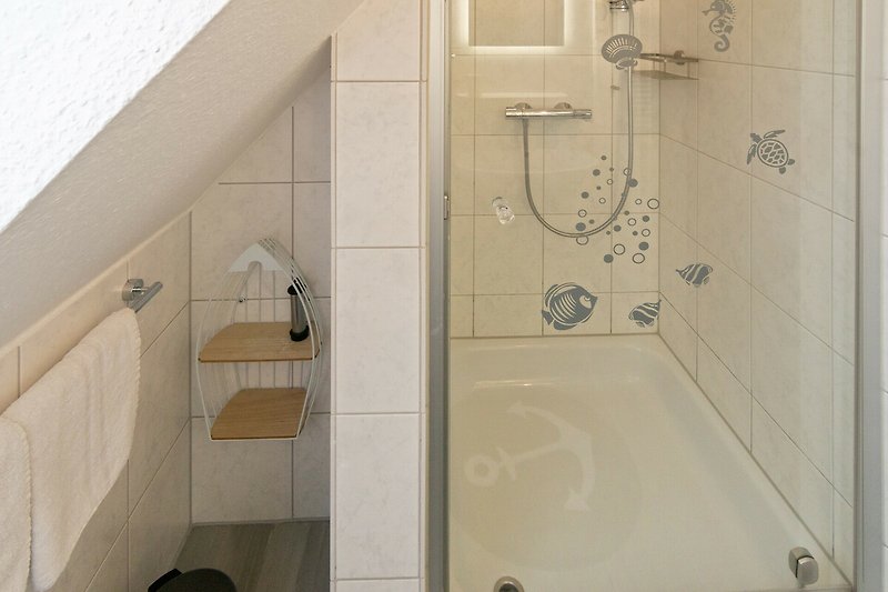 Badezimmer im OG klein aber fein  mit stilvoller Ausstattung und Dusche.