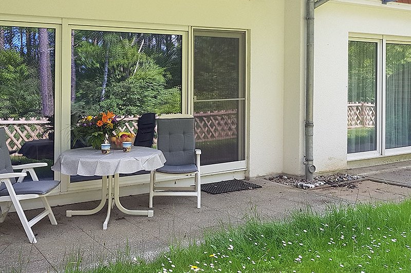 Terrasse mit Gartenmöbeln überdacht