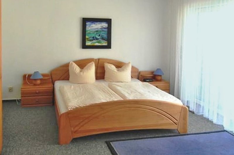 Schlafzimmer mit großem Kleiderschrank