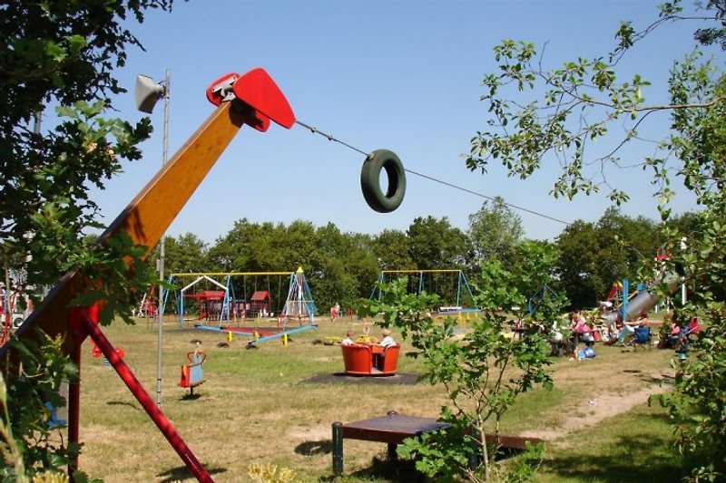 Kinderspielplatz neben dem park