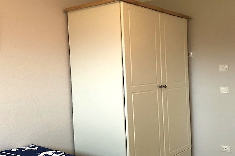 Holztür mit Griff und Logo in einem Raum.