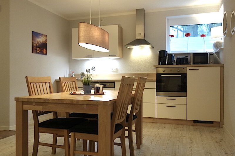 Stilvolle Küche mit Holzmöbeln, Arbeitsplatte und stilvoller Beleuchtung.