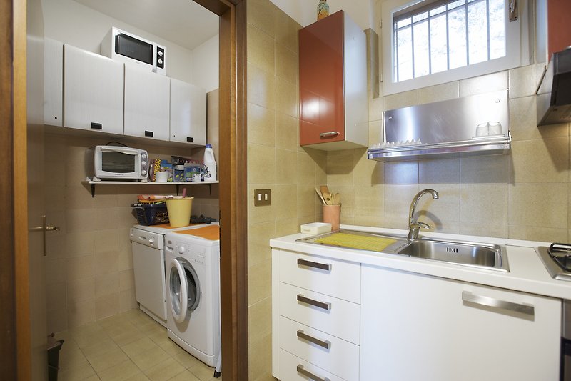 Vorratsraum mit Geschirrspül- und Waschmaschine
