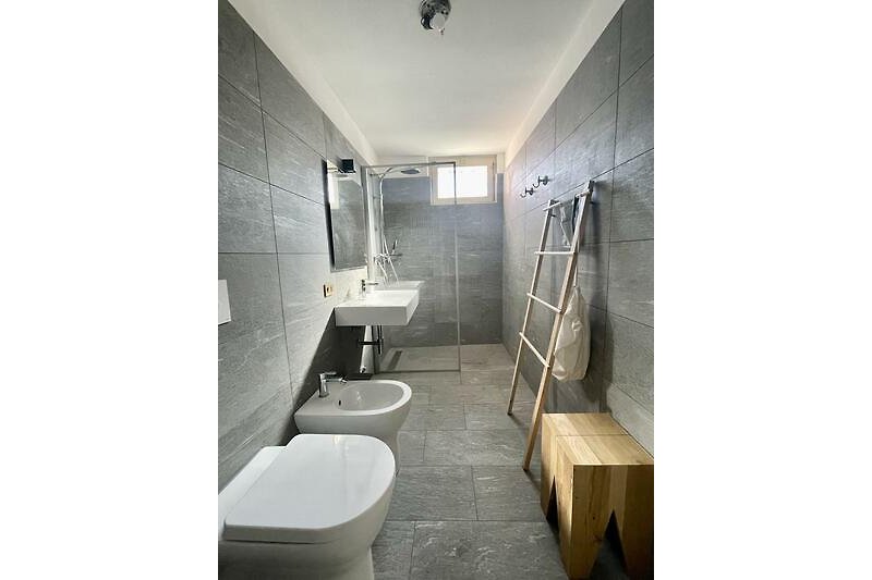 Badezimmer en suite mit Dusche, Bidet und Fenster