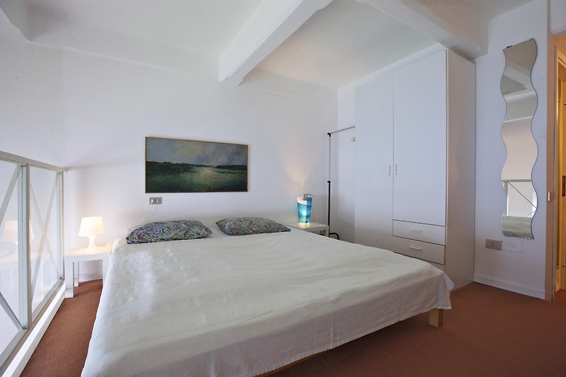 Galeriezimmer mit Doppelbett und ausziehbarer Schlafcouch