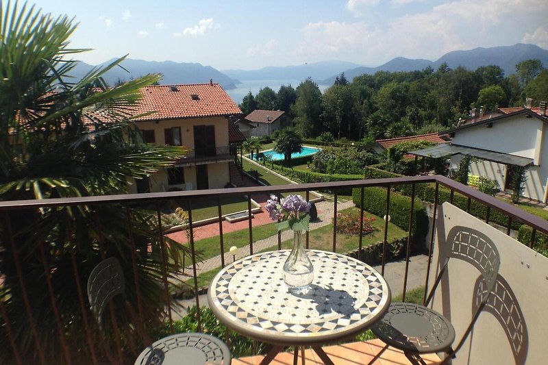Ca. 7 m² großer Balkon mit traumhafter Sicht auf den See und die umliegenden Berge