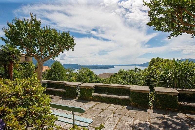  mit traumhafter Sicht auf den See, Pallanza und den terrassenförmig angelegten Garten