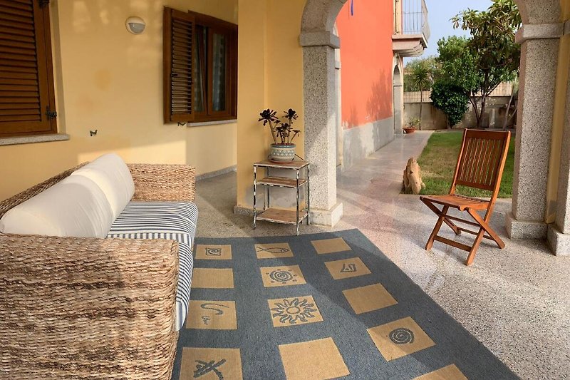 Ca. 20 m² große überdachte private Terrasse (Portico) mit edlen Polyrattanmöbeln