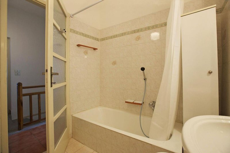 Bad mit Badewanne (Duschmöglichkeit), Bidet und Fenster