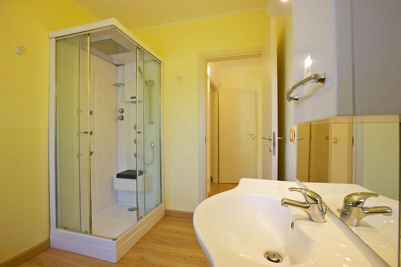 1. freundliches Badezimmer mit Dusche, Bidet und Fenster