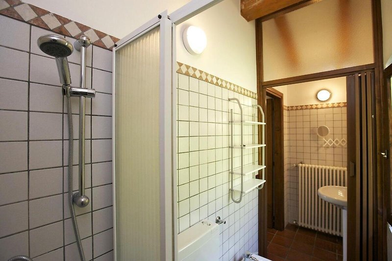 2. freundliches Bad mit Dusche, Bidet und Fenster