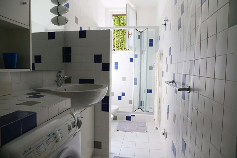 2. Badezimmer mit Dusche
