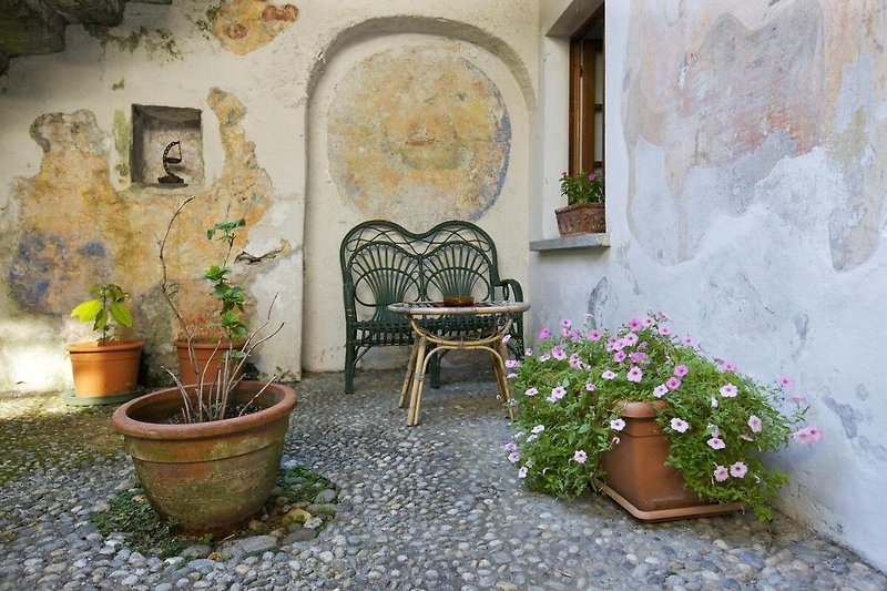 Ca. 30 m² großer teilweise überdachter idyllischer Innenhof mit Wandmalereien