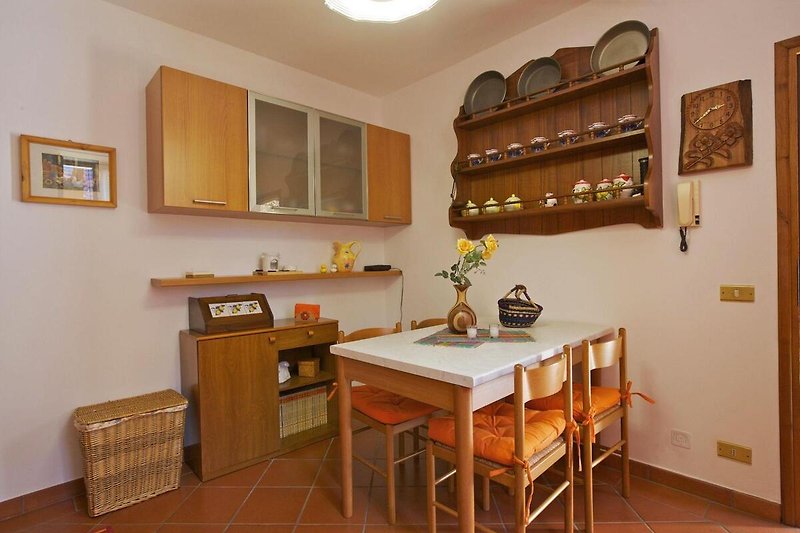 Gut ausgestattete Wohnküche mit Geschirrspülmaschine
