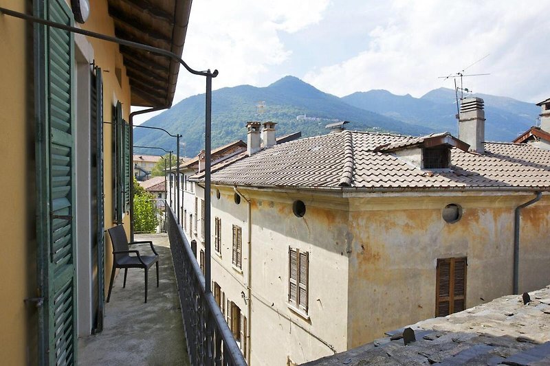 Ca. 6 m² großer Balkon mit herrlicher Sicht die Berge und die Dächer der Altstadt von Cannobio