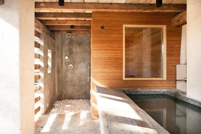 Ca. 20 m² großer überdachter Portico mit Sauna, Dusche und steinernem Erfrischungsbecken