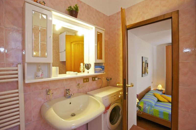 Freundliches Bad en suite mit Dusche, Bidet, Waschmaschine und Fenster