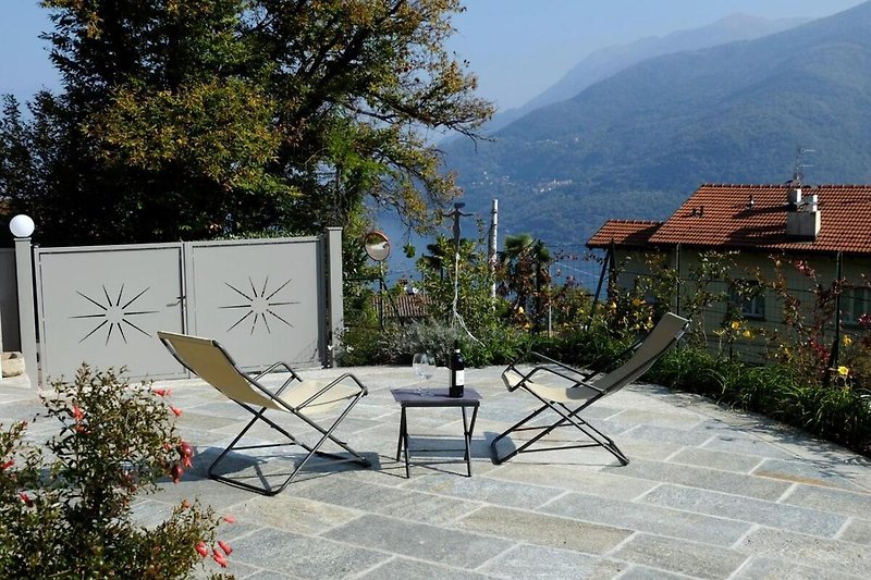 Ca. 50 m² große Terrasse mit wunderbarer Sicht auf den See und die gegenüberliegenden Berge