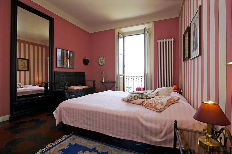 Schlafzimmer mit Balkon und Traumseesicht