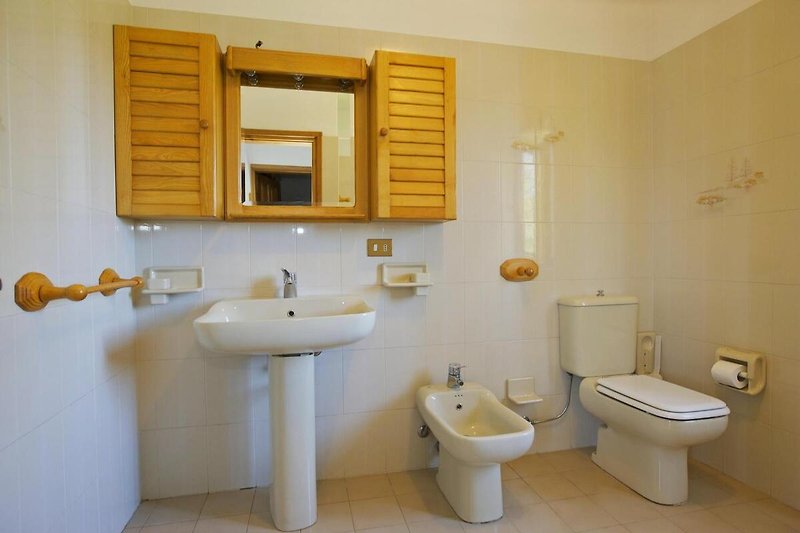 2. freundliches Badezimmer mit Badewanne mit Duschmöglichkeit, Bidet, Fenster und Traumseesicht