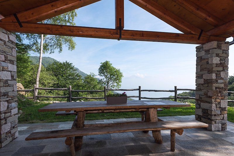 Zwei jeweils ca. 30 m² große, überdachte Terrassen mit Panoramablick auf den See