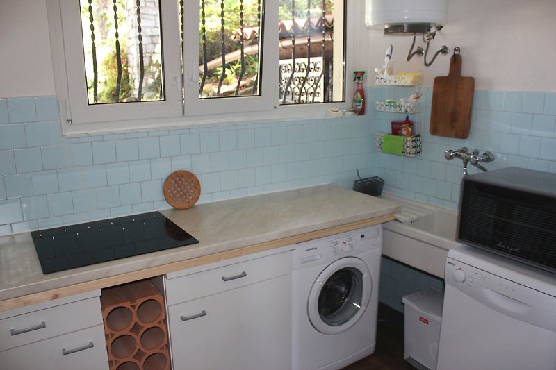 Küche mit Geschirrspül- & Waschmaschine