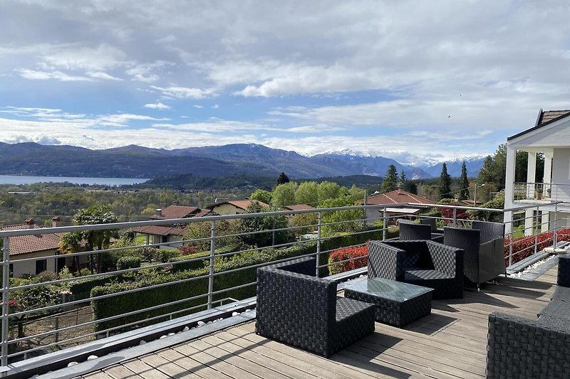 Ca. 50 m² große Terrasse mit großer elektrischer Sonnenmarkise und atemberaubender Sicht auf den See und die Berge