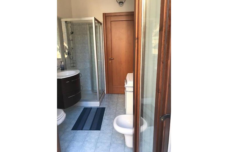 Modernes Badezimmer mit Dusche, Bidet, Waschmaschine... 