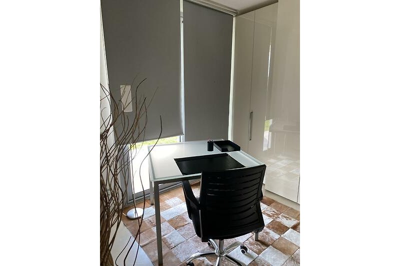 Ankleideraum/ Office mit kleinem Schreibtisch