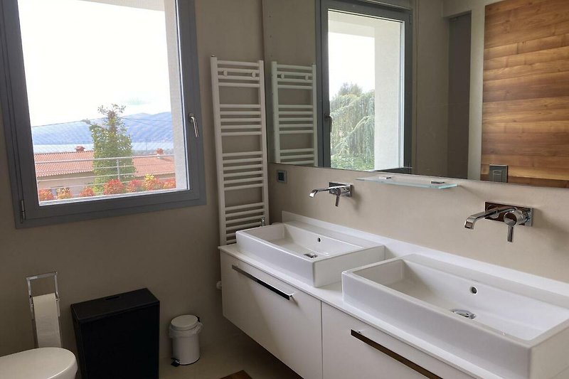 Elternbad en suite mit zwei Waschbecken, WC, Bidet, Dusche und Fenster