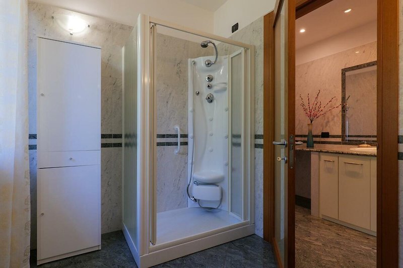 Freundliches Badezimmer mit Dusche, Bidet und Fenster