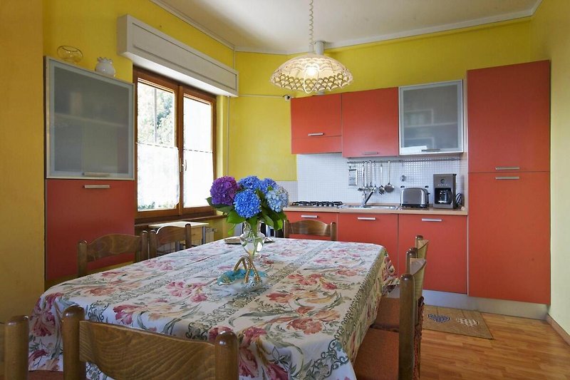 Ca. 18 m² große Wohnküche mit Geschirrspülmaschine