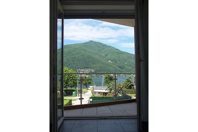 Ca. 11 m² großer, überdachter Balkon mit wunderschöner See- und Bergsicht