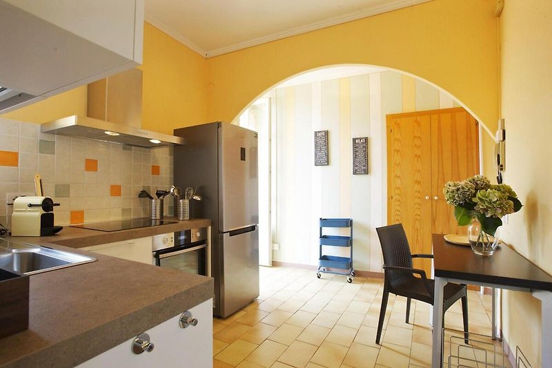 Separate, gut ausgestattete Wohnküche mit Geschirrspülmaschine