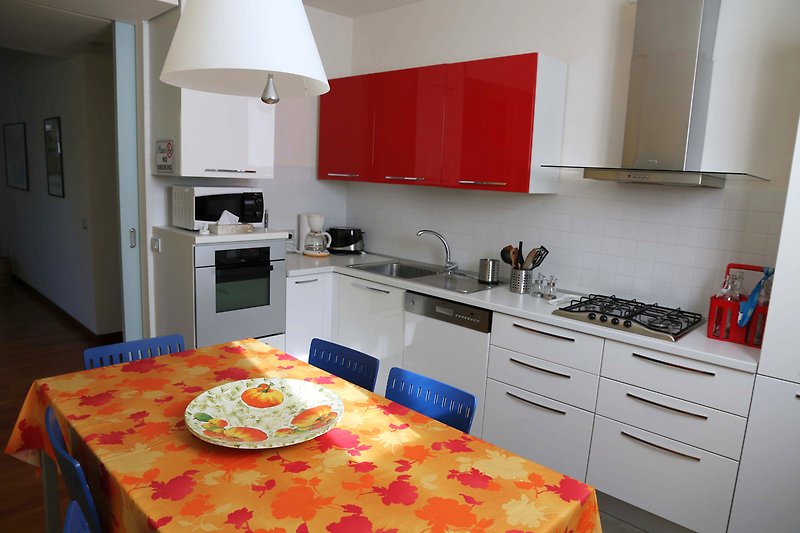 Gut ausgestattete Wohnküche mit Geschirrspülmaschine