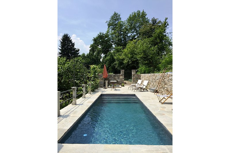 Ca. 7,5 m x 2,5 m großer Pool mit Liegebereich und Außendusche (Corte Villa Donati)