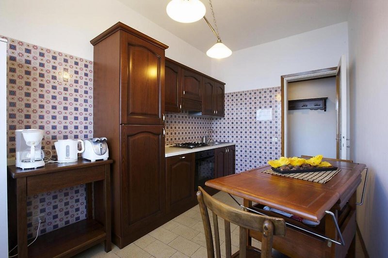 Gut ausgestattete Wohnküche mit Geschirrspülmaschine und Traumseesicht