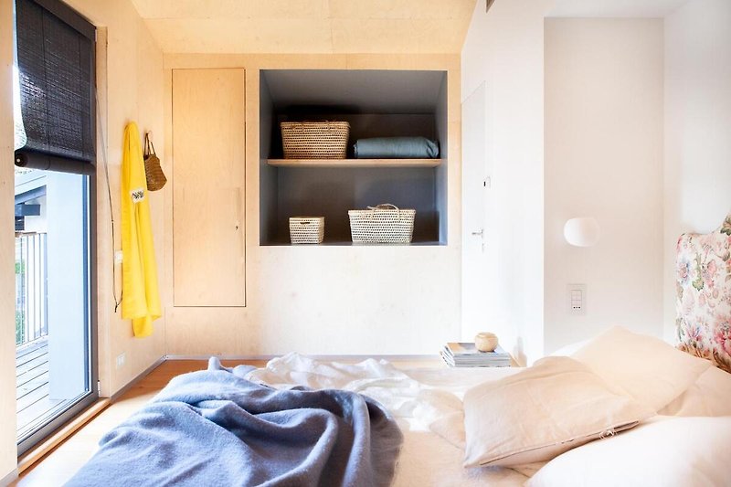 2. Schlafzimmer mit Doppelbett 