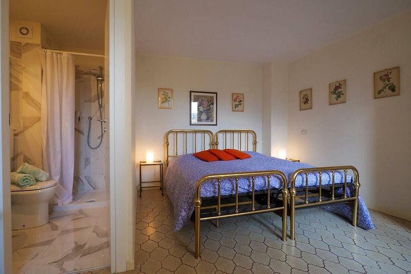 Schlafzimmer mit Doppelbett (über acht Stufen vom Innenhof aus erreichbar)