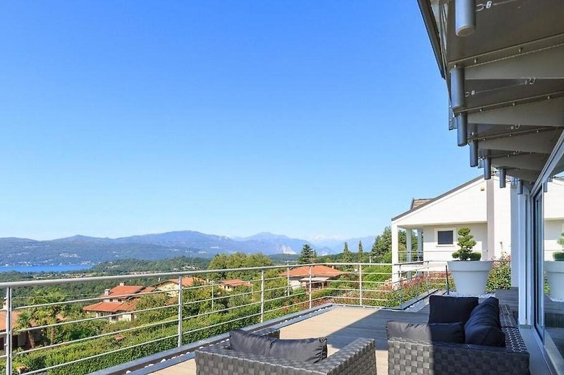 Ca. 50 m² große Terrasse mit großer elektrischer Sonnenmarkise und atemberaubender Sicht auf den See und die Berge