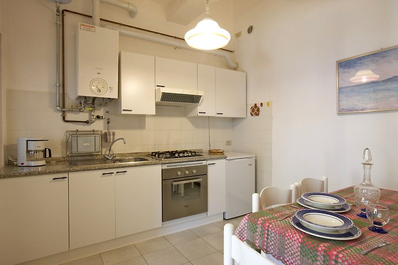 Separate Wohnküche mit Geschirrspülmaschine, Backofen und 4-Flammen-Gasherd