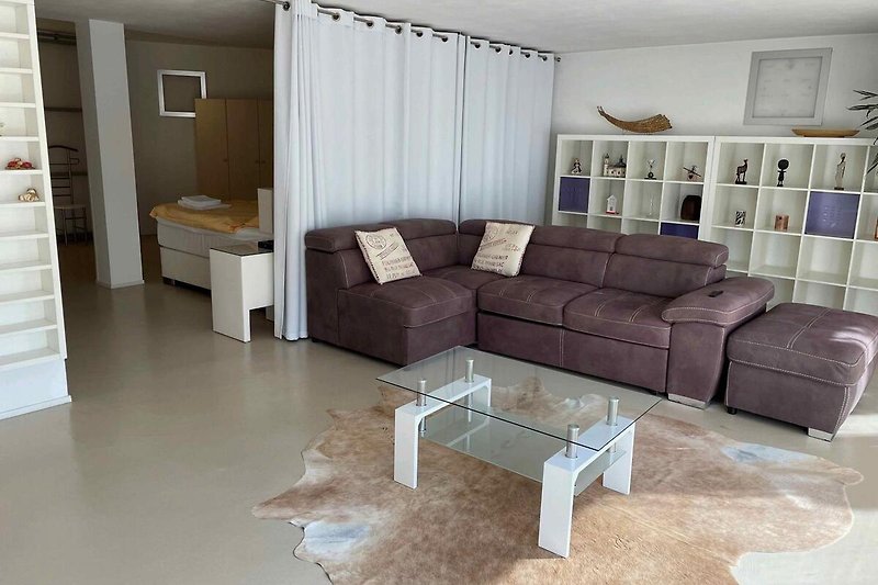 2. Wohnzimmer mit großer Sofakombination