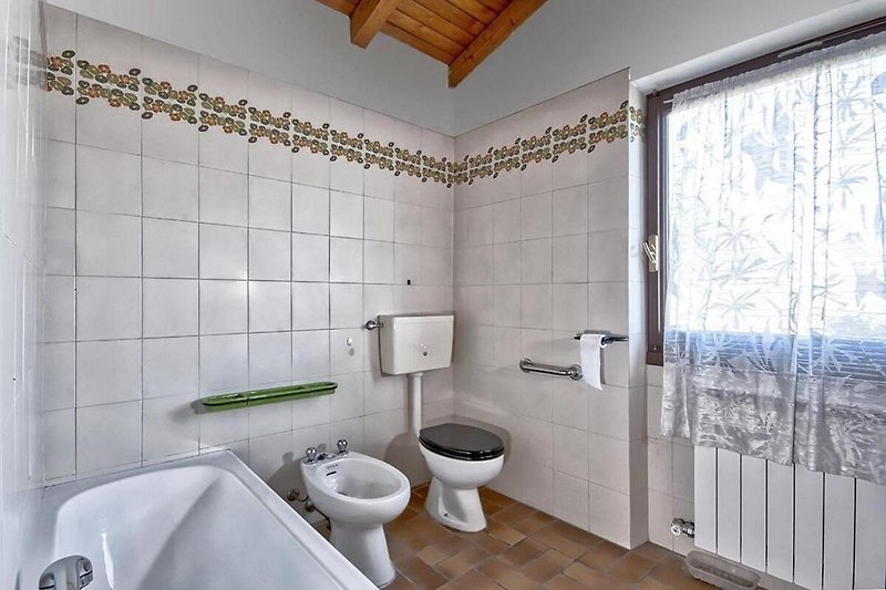 2. Badezimmer mit Badewanne, Bidet und Fenster