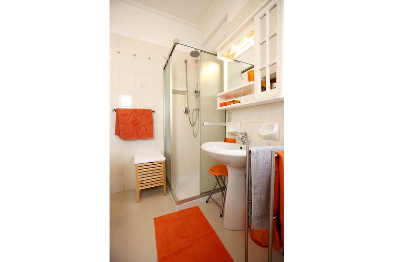 Freundliches Bad mit Sitzbadewanne (Duschmöglichkeit), Bidet, Waschmaschine und Fenster
