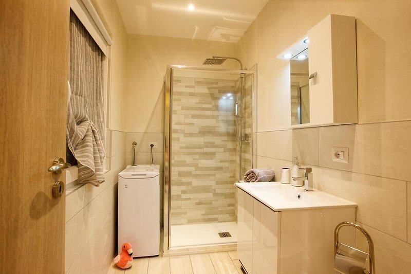Modernes Bad mit Dusche und Fenster